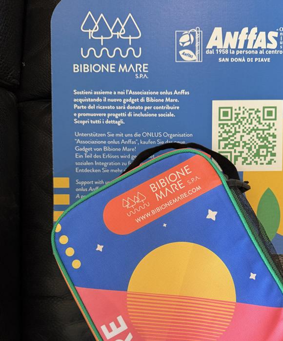 Colorato gadget Bibione Mare per sostenere l'inclusione sociale con Anffas.